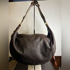 Beautiful Louis Vuitton Onatah Hobo Mahina Leather Bag….EUC